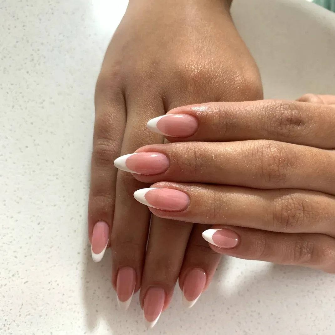 Uñas acrílicas en tono nude con puntas francesas
