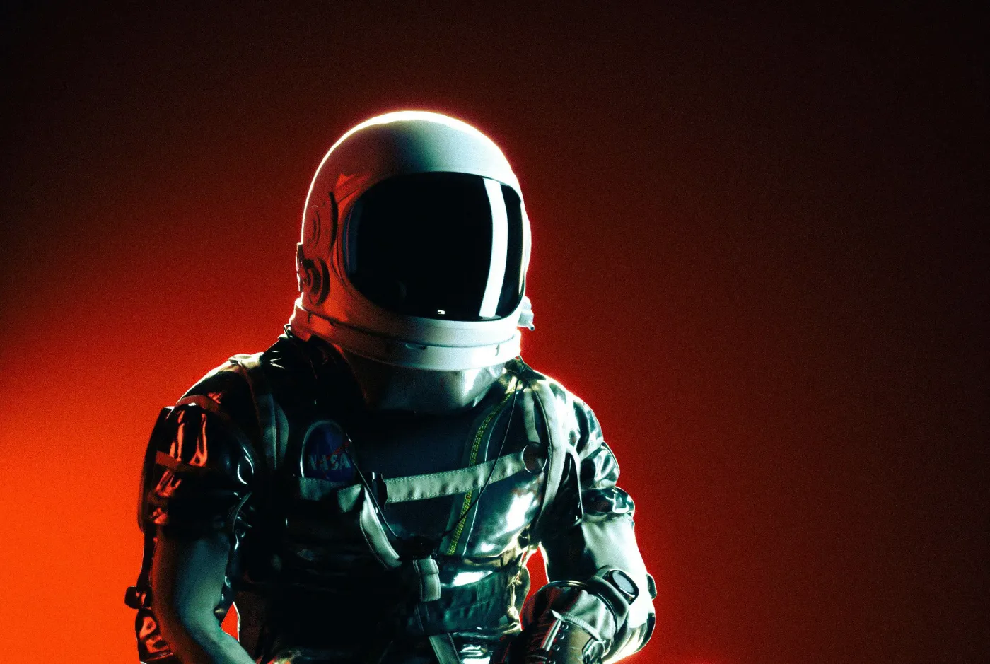 Astronauta con casco reflectante bajo luz roja