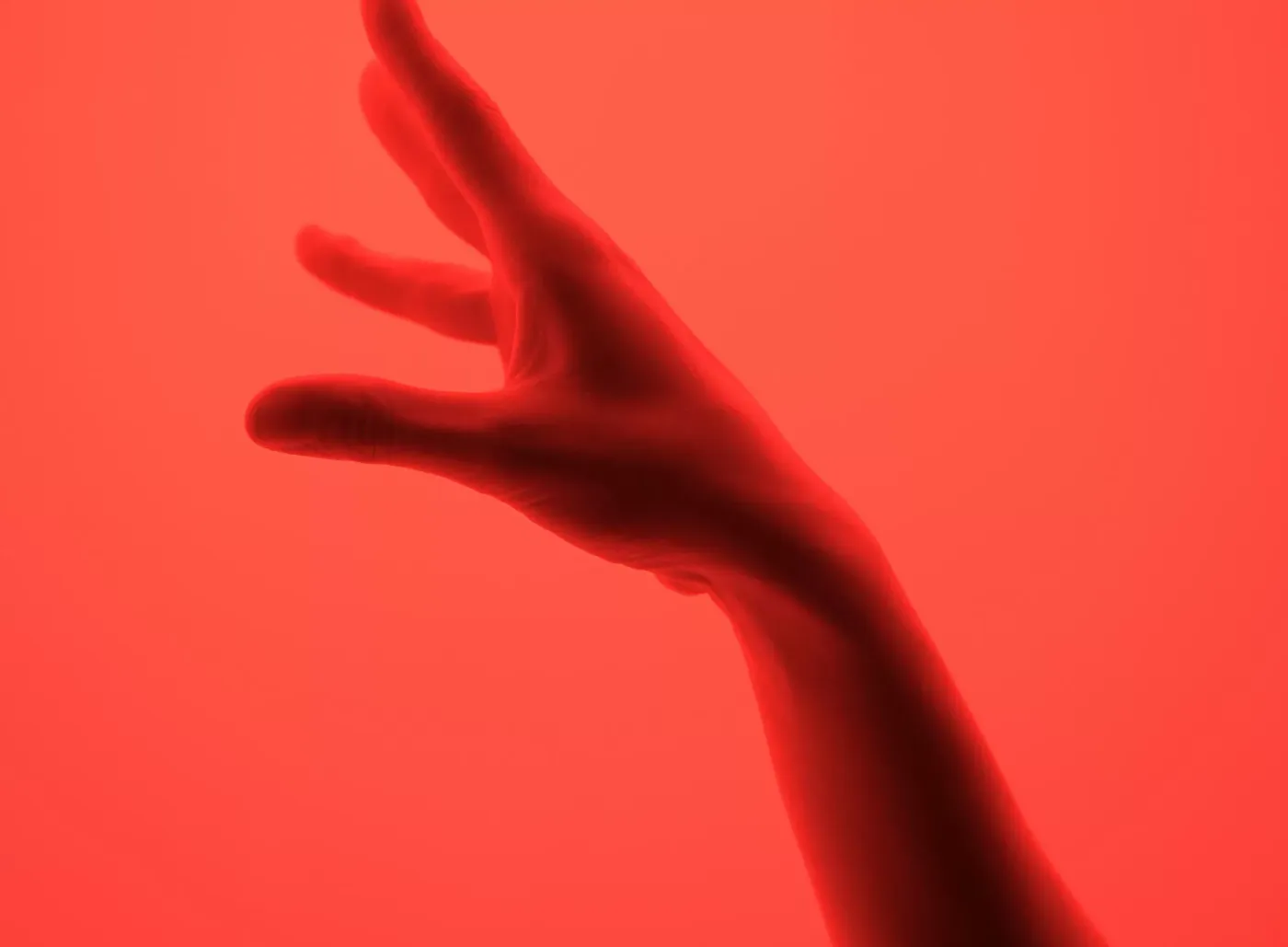 Mano abierta bajo una luz roja